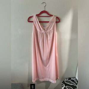 Women’s Vintage Pink Embroidered Vanity Fair Nightgown Pajamas in EUC size L